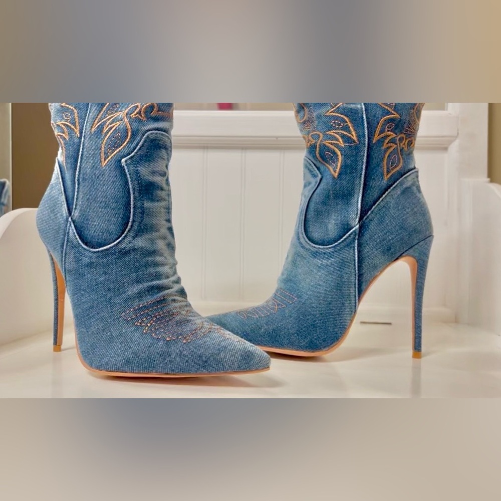 Denim Embroidered Women's Cowgirl high heel Boots VERY COMFORTABLE! NEW!